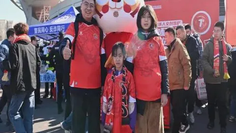 火箭力克湖人夺三分优势，11胜3负季后赛席位稳固，投篮命中率低迷，14中3+14中2皆不中。